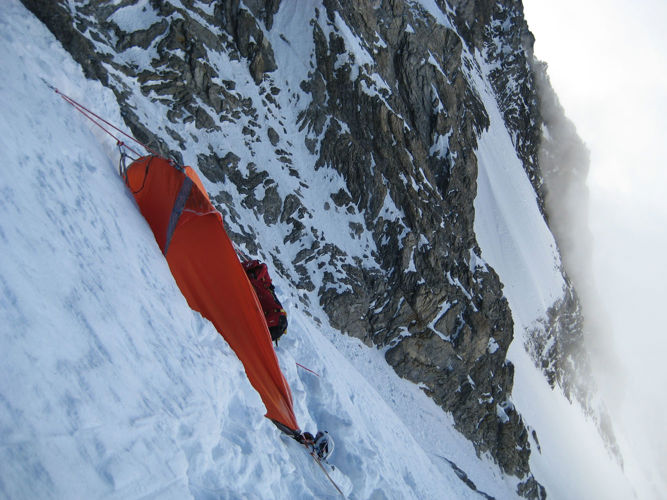 Gasherbrum 1 (8068 m) - prvovýstup JZ stěnou 